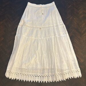 Beautiful eyelite skirt in white
